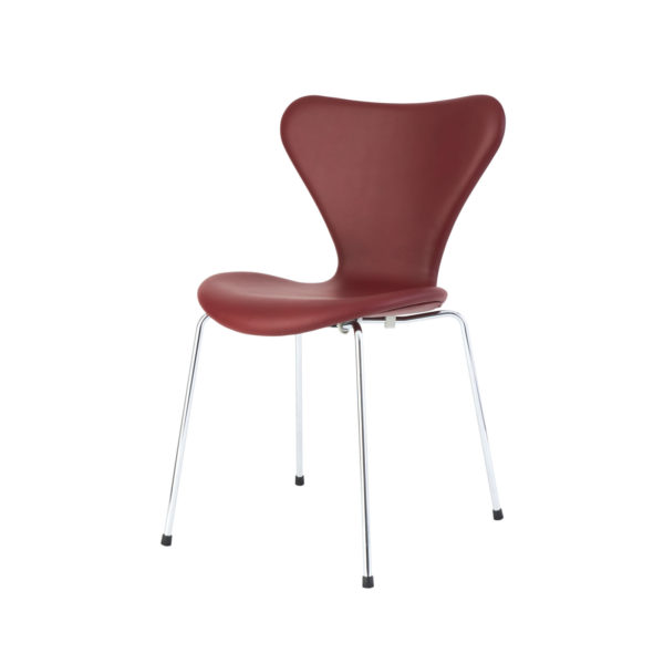 arne-jacobsen-7-er-stol-elegance-indian-red-forfra-fra-siden