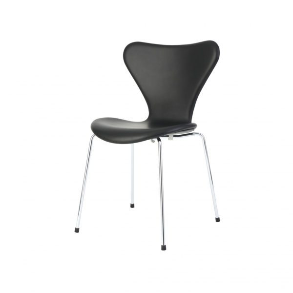 arne-jacobsen-7-er-stol-classic-sort-forfra-fra-siden