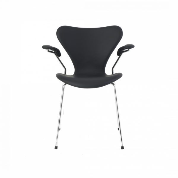 arne-jacobsen-7-er-stol-med-armlæn-classic-sort-forfra