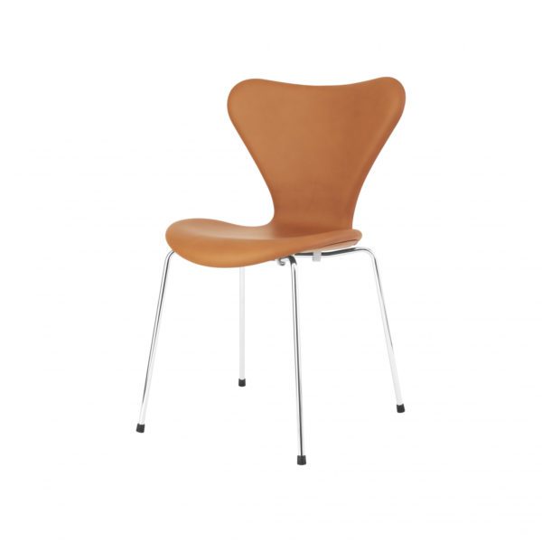 arne-jacobsen-7-er-stol-elegance-cognac-forfra-fra-siden