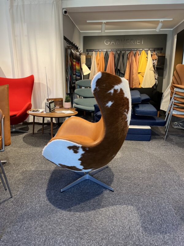Specielt Ægget - Designet af Arne Jacobsen i speciel skind og cognac farvet læder